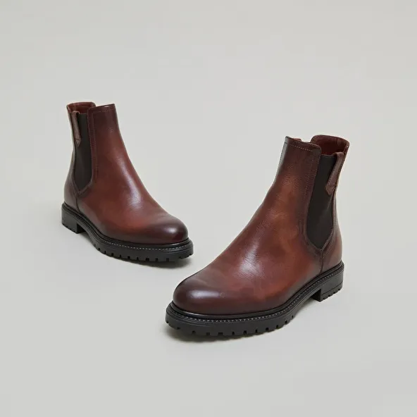 Ankle boots with notched soles and elastic in cognac leather