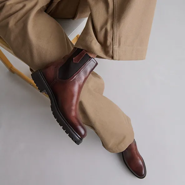 Ankle boots with notched soles and elastic in cognac leather