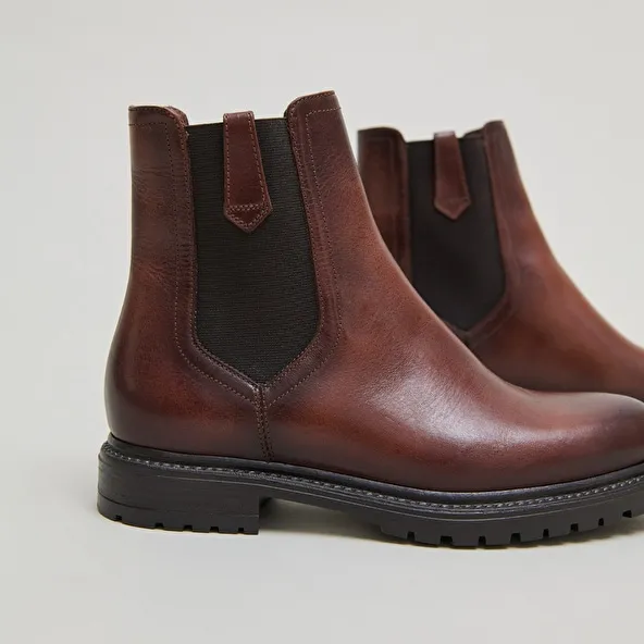 Ankle boots with notched soles and elastic in cognac leather