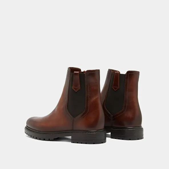 Ankle boots with notched soles and elastic in cognac leather