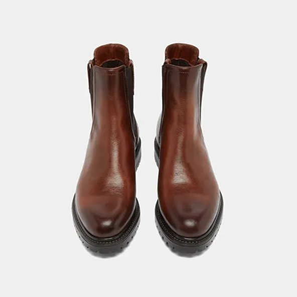 Ankle boots with notched soles and elastic in cognac leather