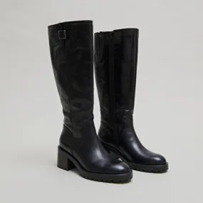 Boots with notched soles in black leather