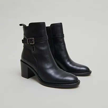 Heeled ankle boots and buckles in black leather