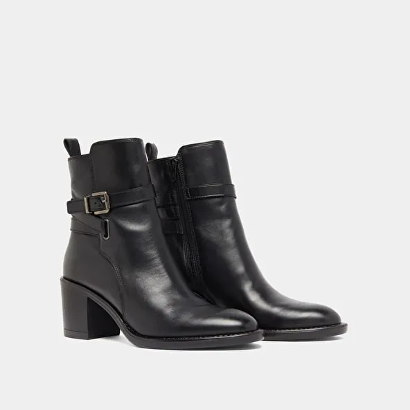 Heeled ankle boots and buckles in black leather