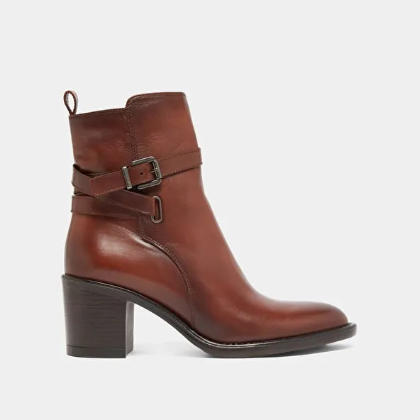 Heeled ankle boots and buckles in cognac leather