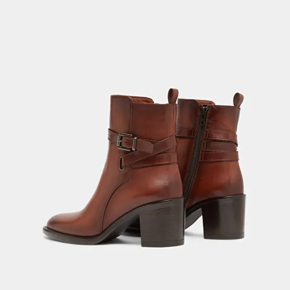 Heeled ankle boots and buckles in cognac leather