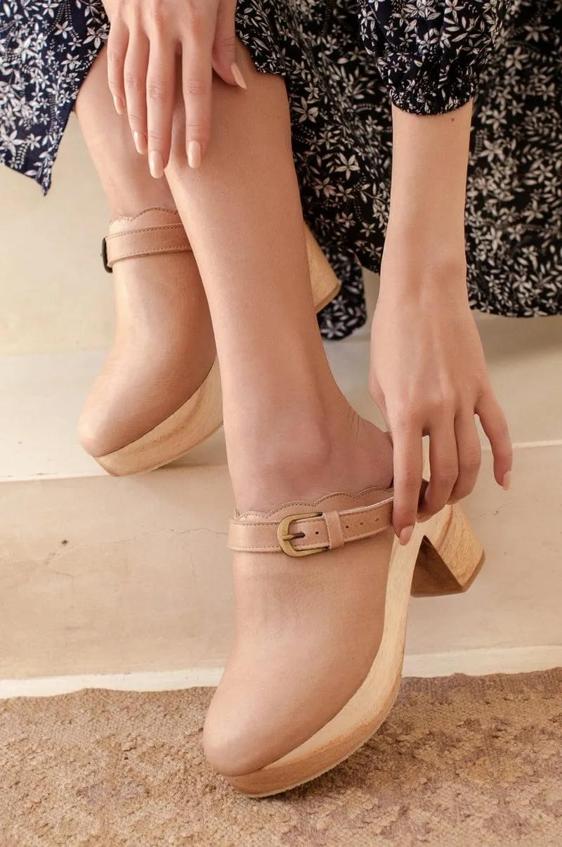 Sierra Leather Clogs in Vintage Beige