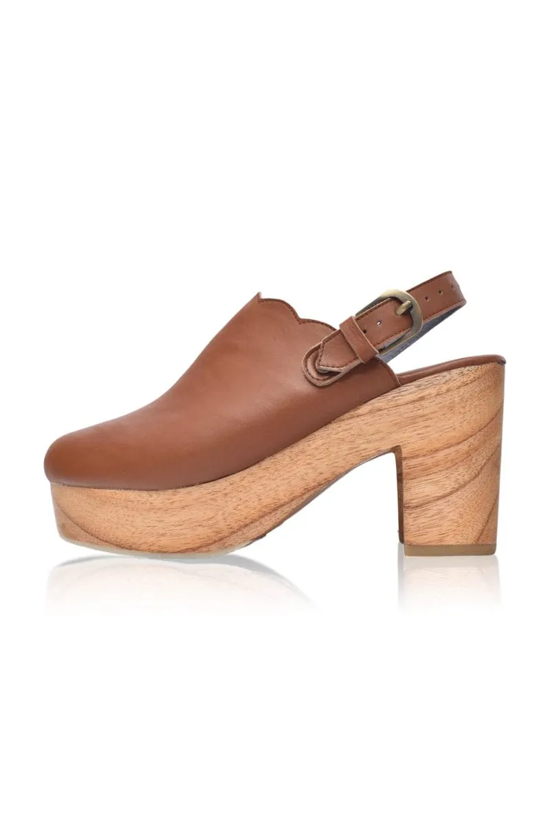 Sierra Leather Clogs in Vintage Camel