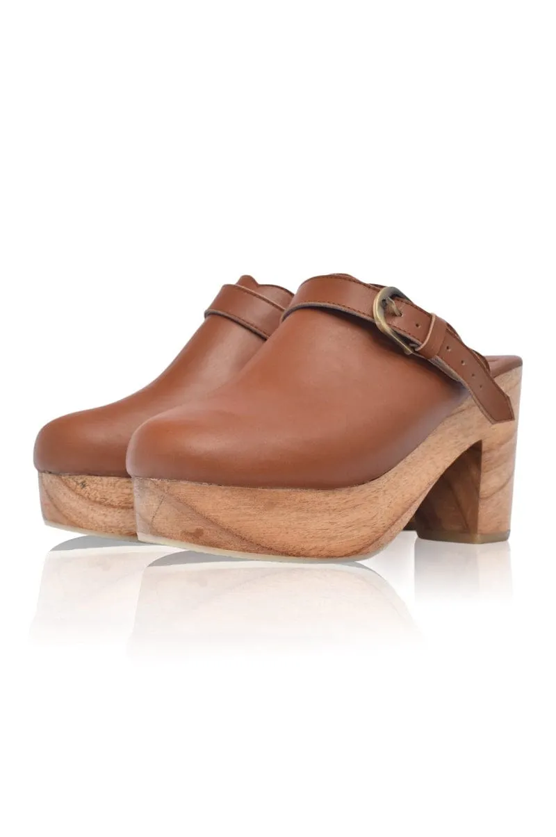 Sierra Leather Clogs in Vintage Camel