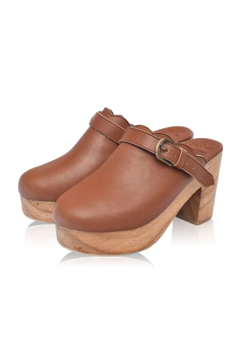 Sierra Leather Clogs in Vintage Camel