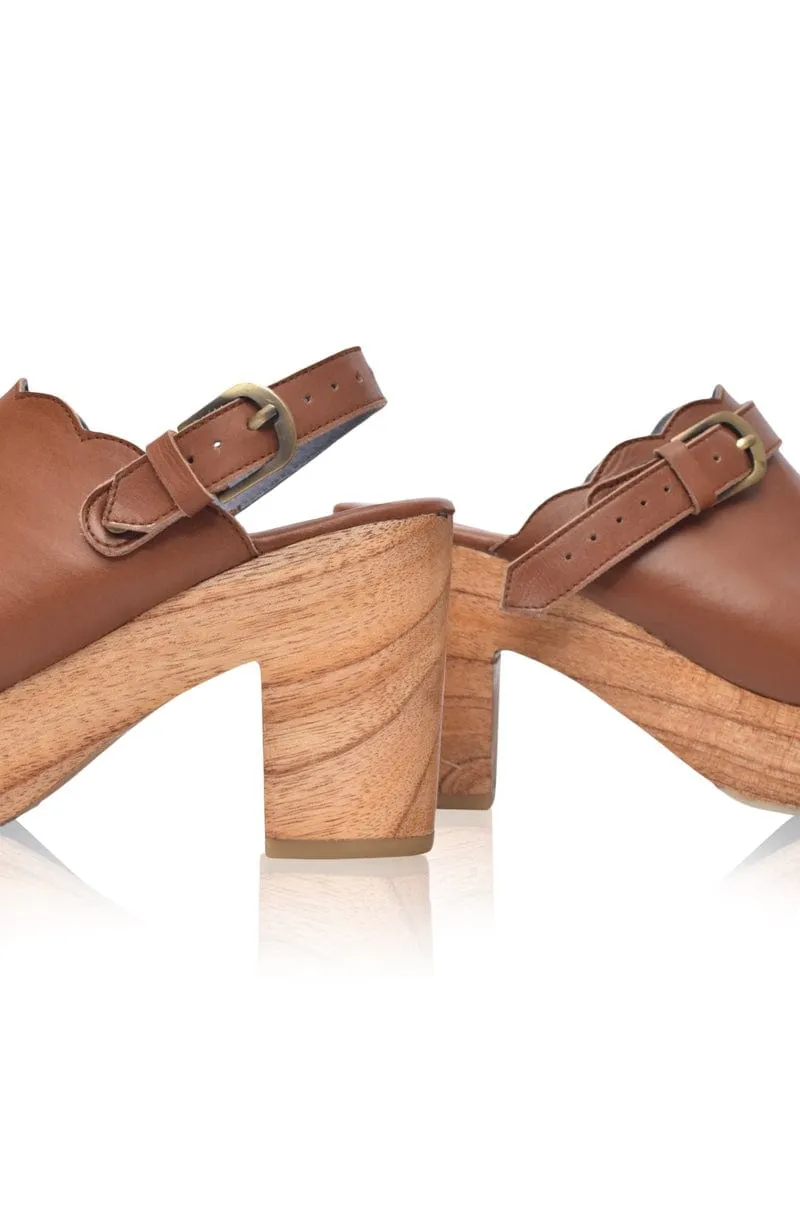 Sierra Leather Clogs in Vintage Camel