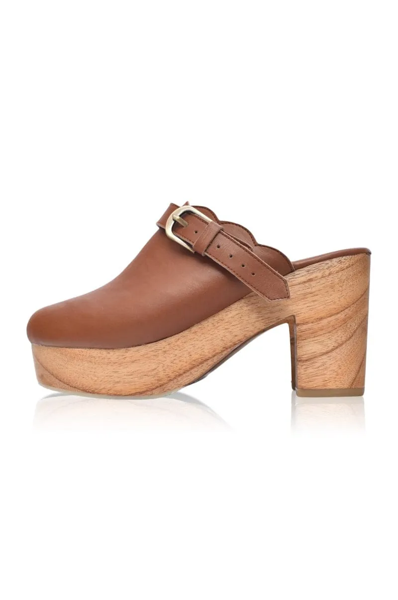 Sierra Leather Clogs in Vintage Camel