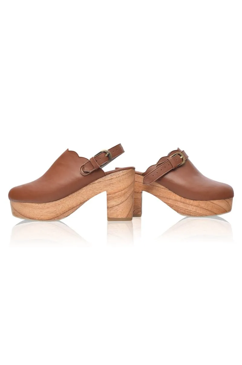 Sierra Leather Clogs in Vintage Camel